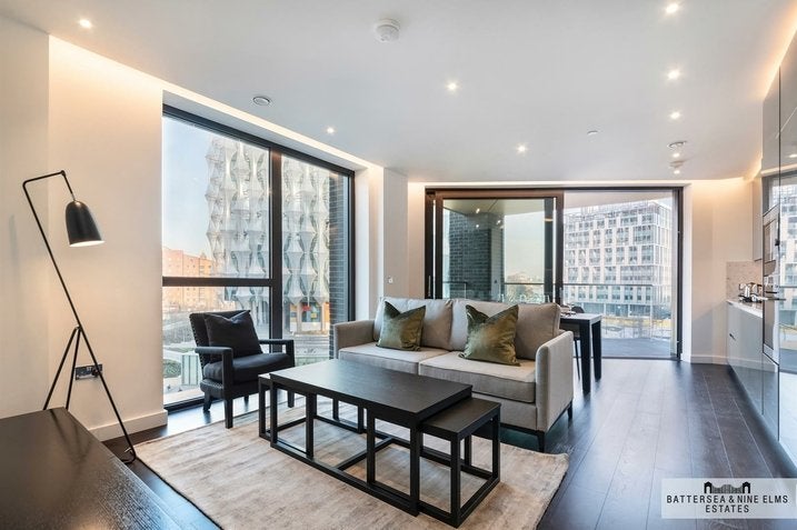 Flat Ponton Road in Greater London