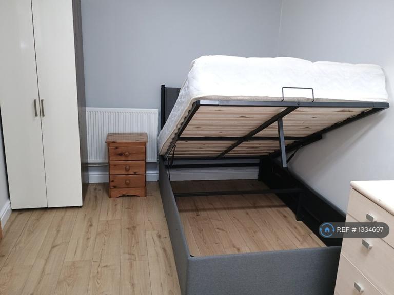 Room Stourbridge Road in Brierley Hill