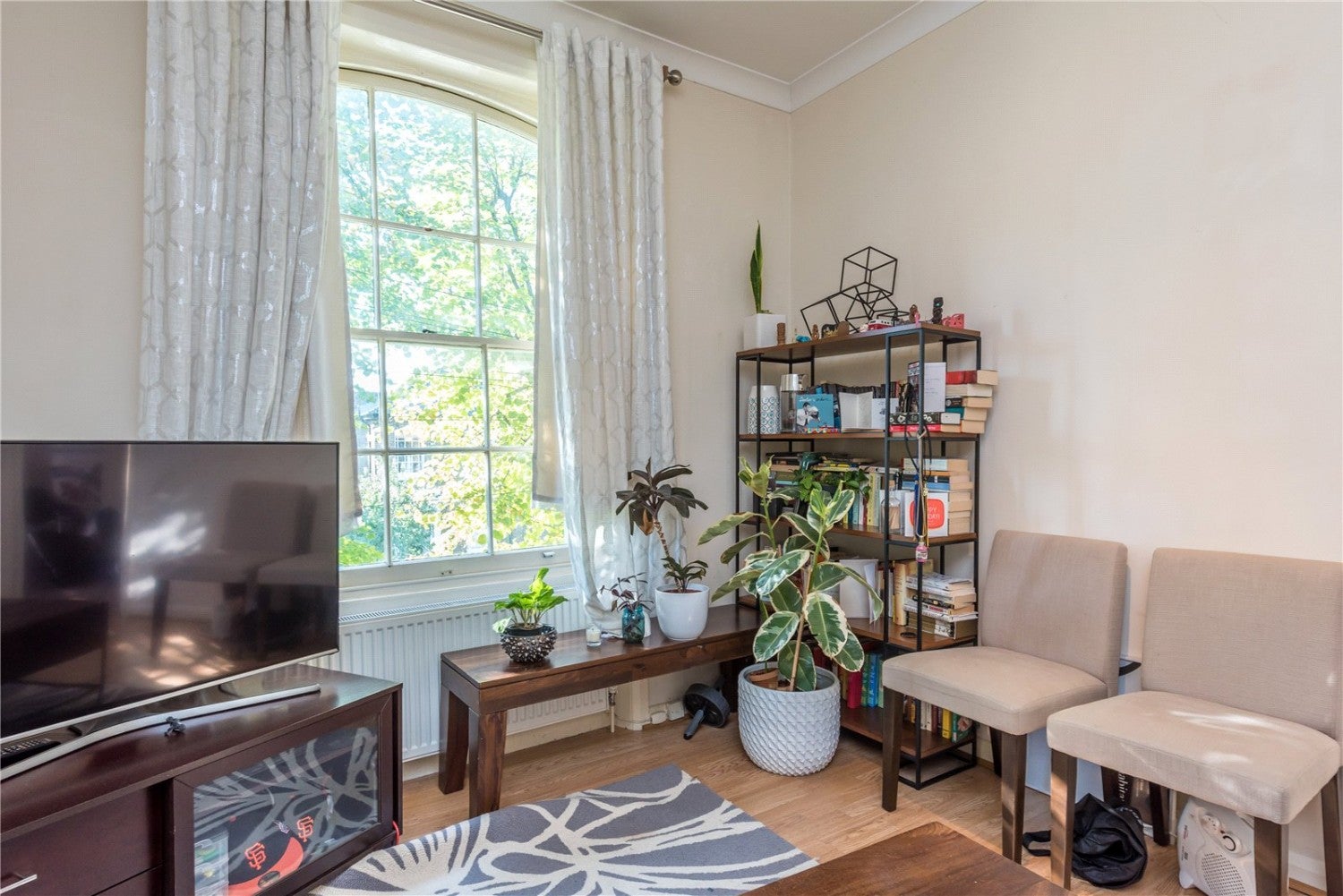 Flat Halliford Street in Greater London
