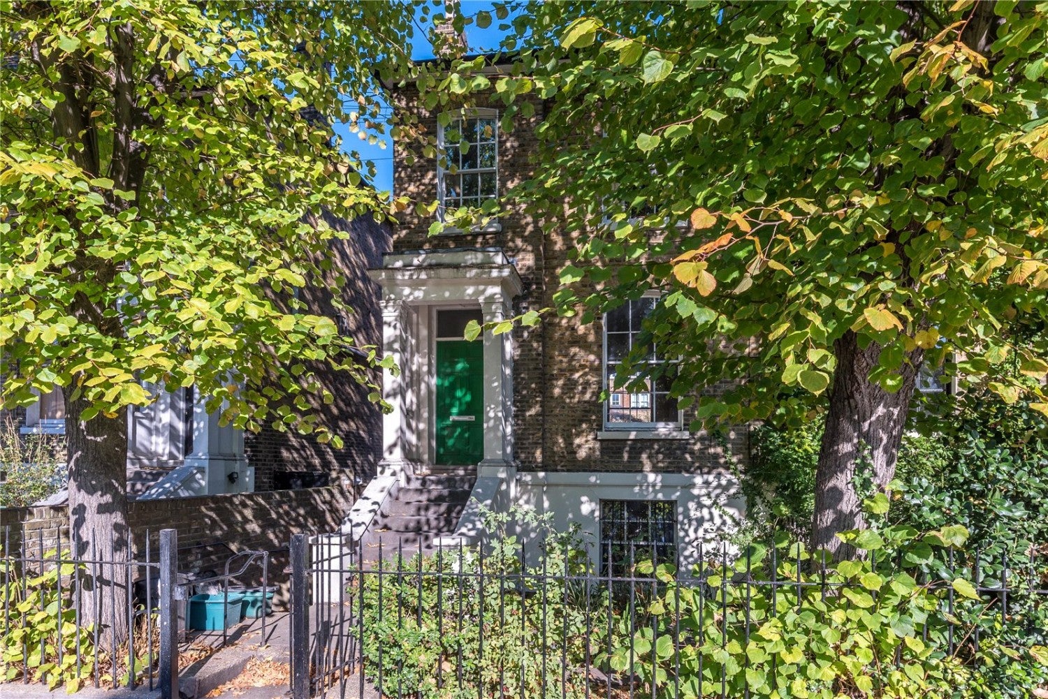 Flat Halliford Street in Greater London