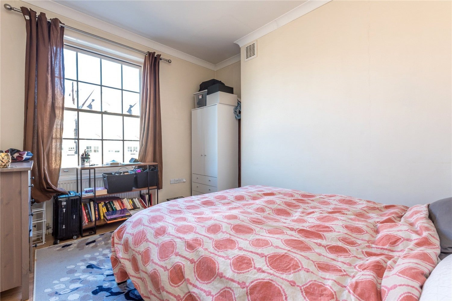 Flat Halliford Street in Greater London