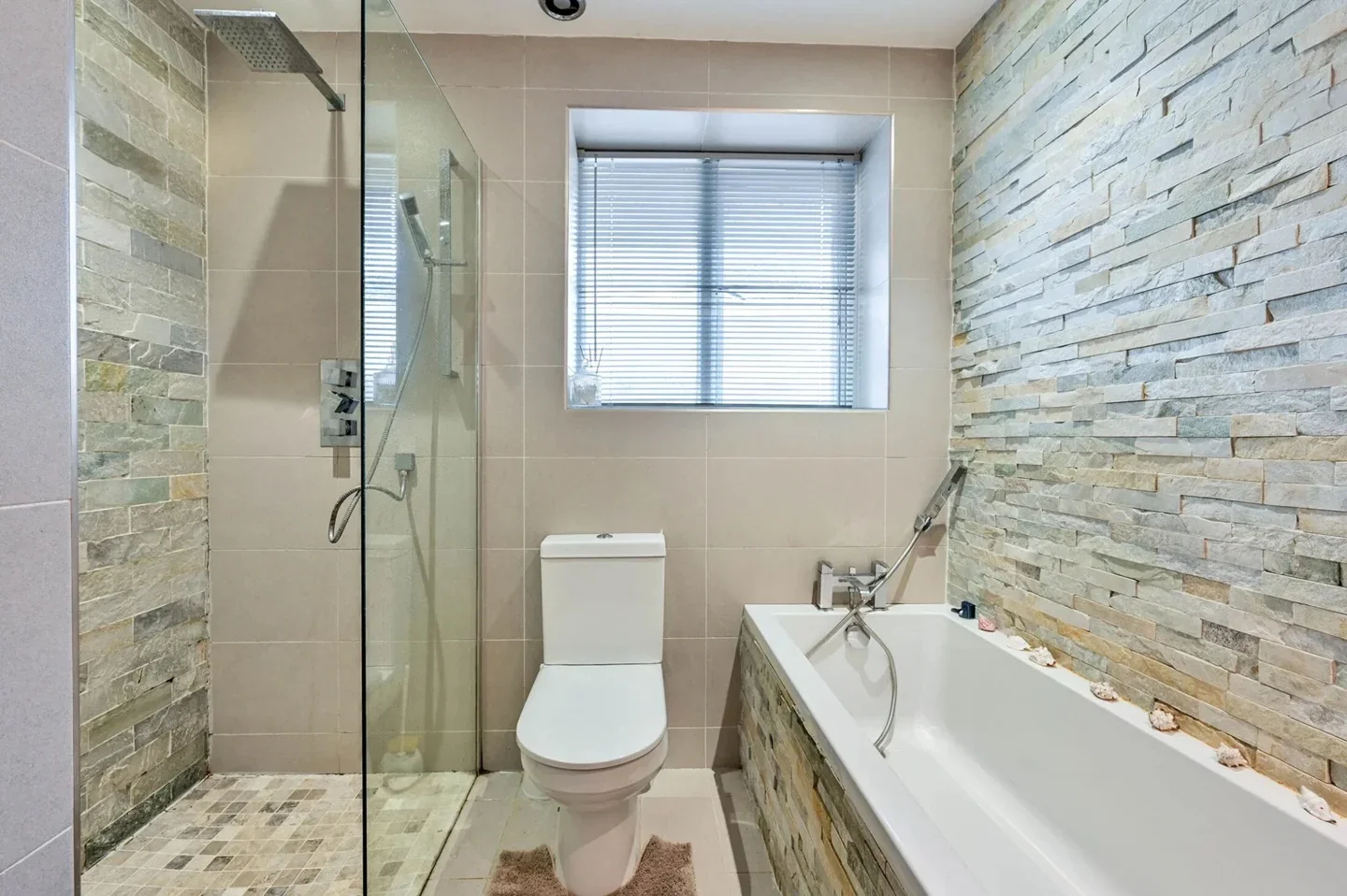 Room Turnoak Avenue in Woking