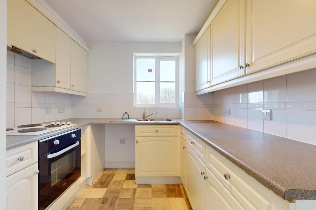 Flat Richard Hillary Close in Ashford