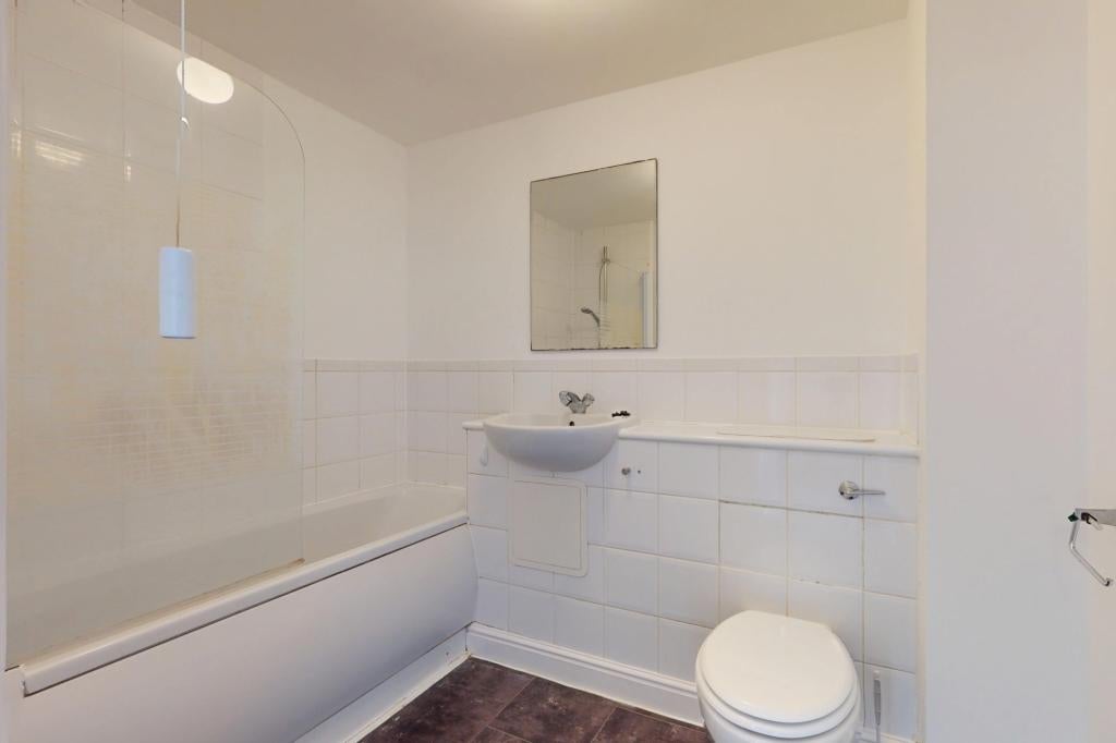 Flat Richard Hillary Close in Ashford