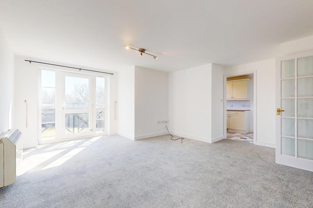 Flat Richard Hillary Close in Ashford