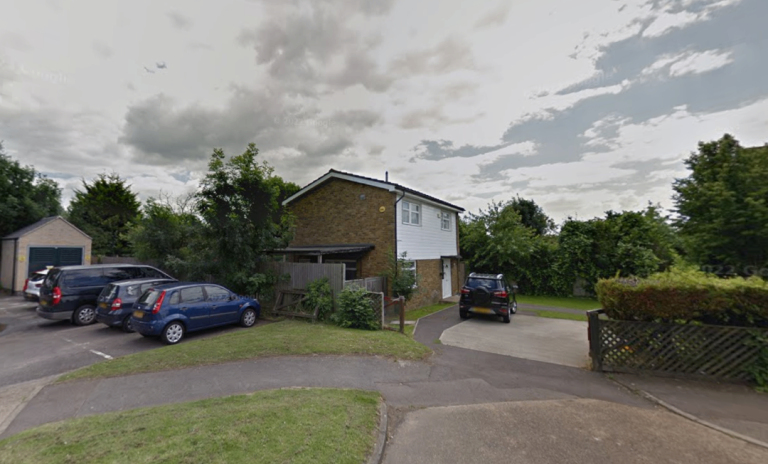 Flat Lowen Road in Greater London