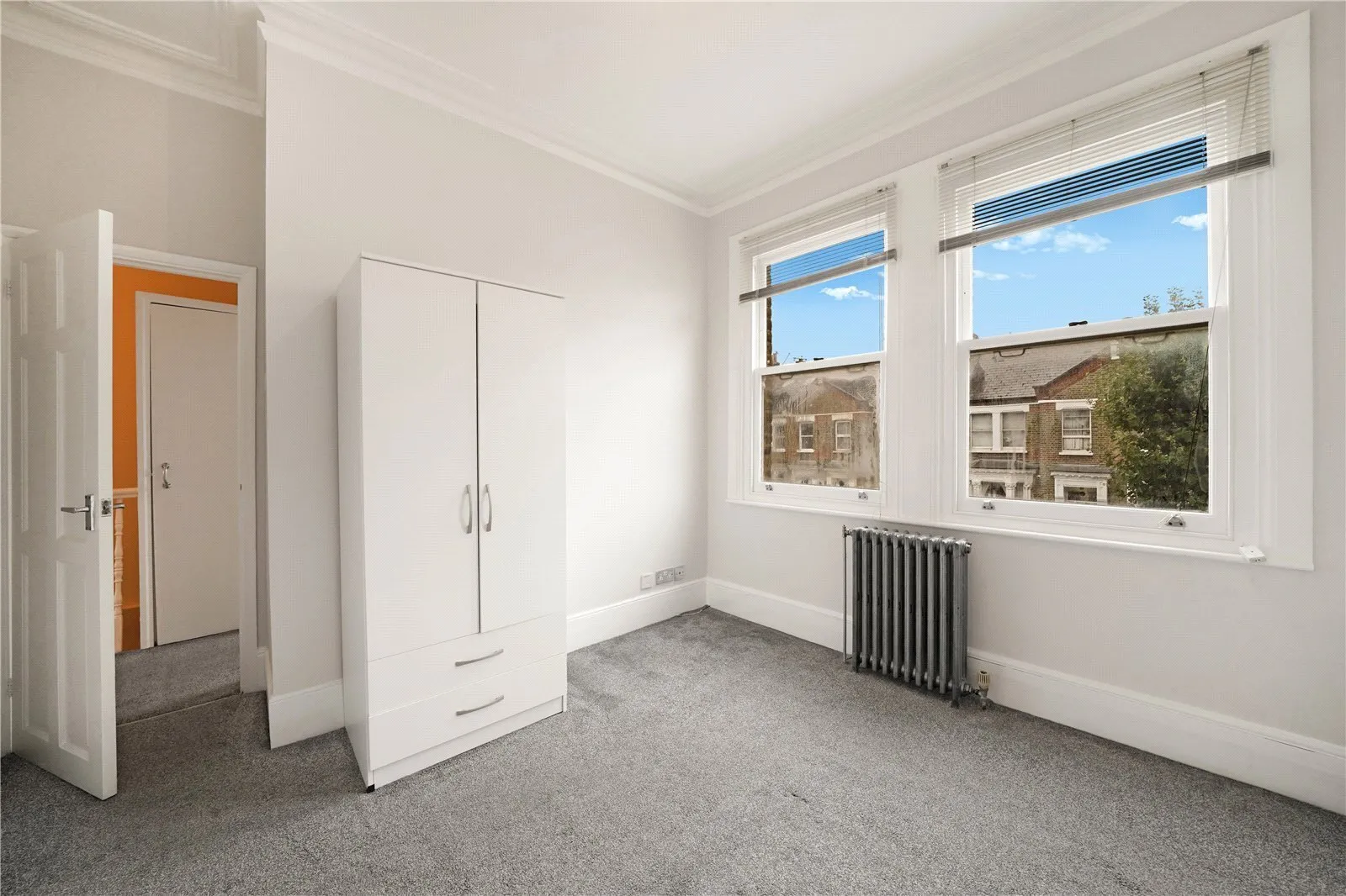 Flat Victoria Road in Greater London