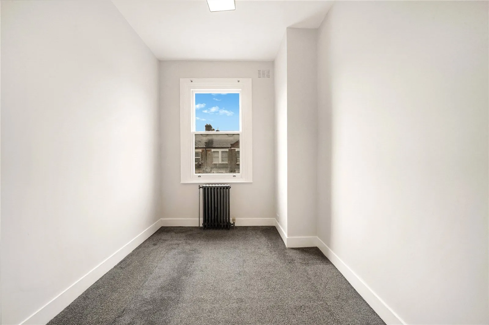 Flat Victoria Road in Greater London