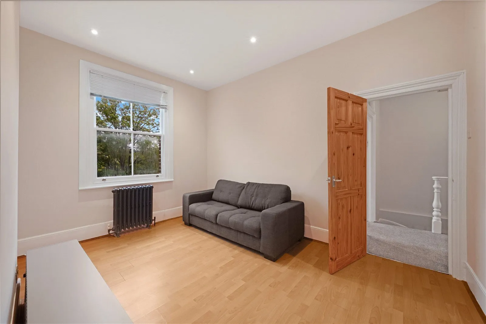 Flat Victoria Road in Greater London