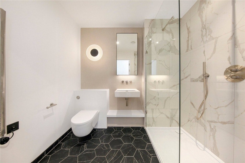 Flat Carnwath Road in Greater London