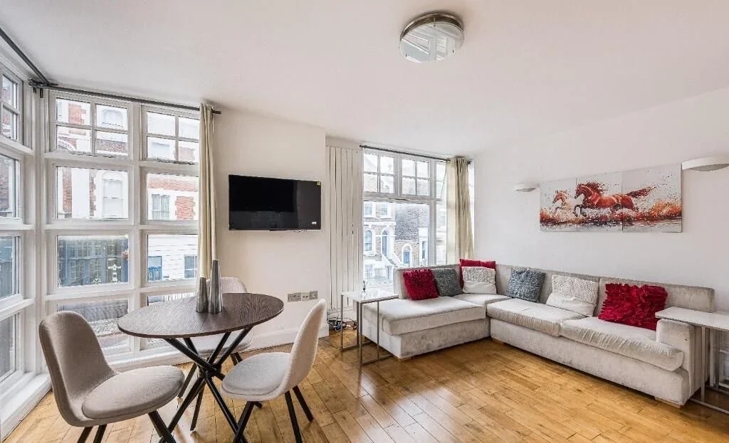 Flat Shuttleworth Road in Greater London
