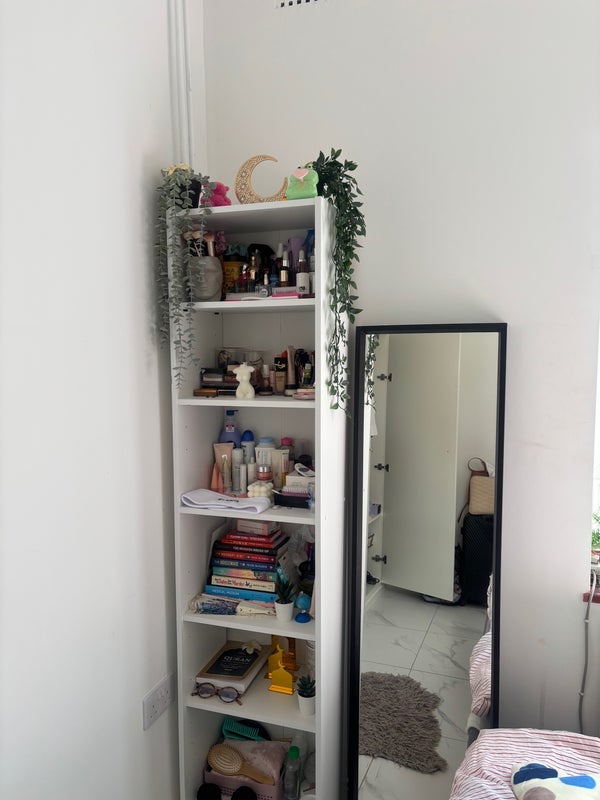 Room North End Road in Greater London