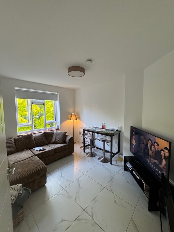 Room North End Road in Greater London