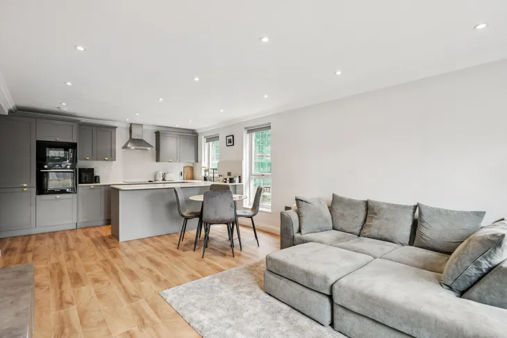 Flat Fernshaw Road in Greater London