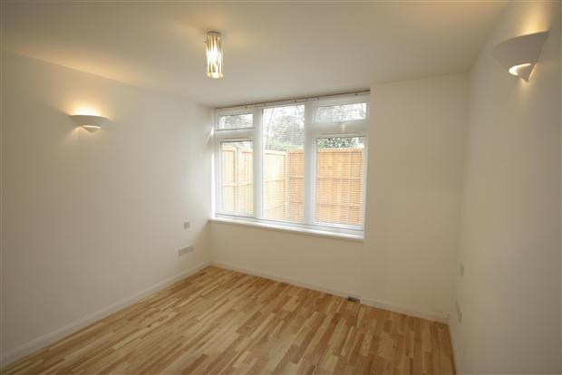 Flat Tenbury Court in Greater London