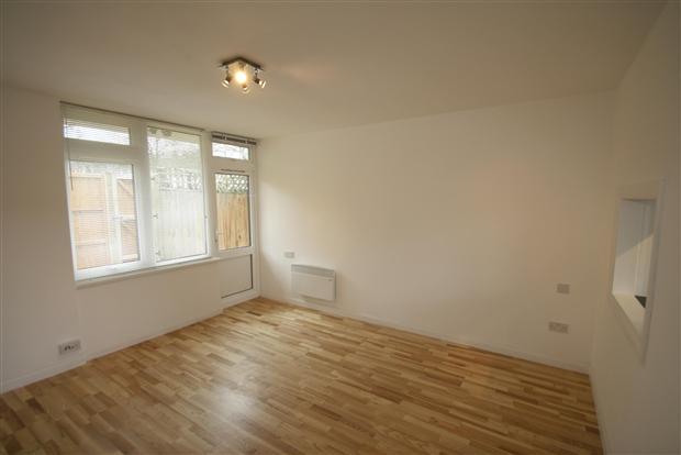 Flat Tenbury Court in Greater London