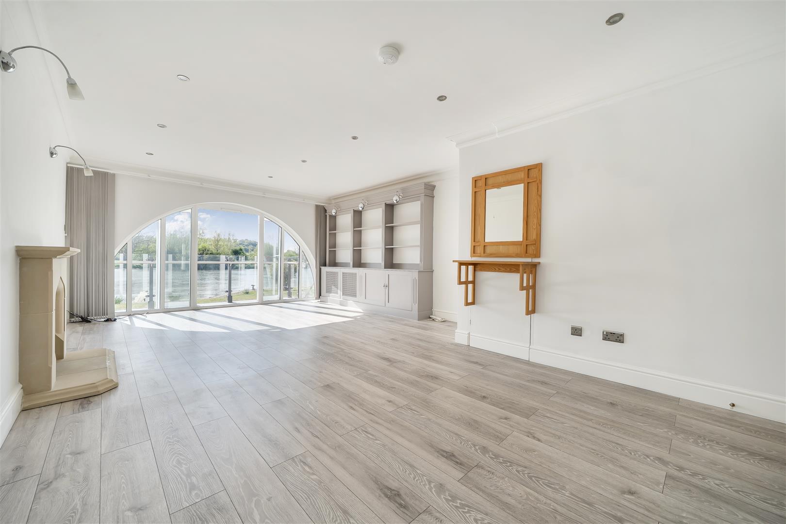 House Andrews Reach in Bourne End