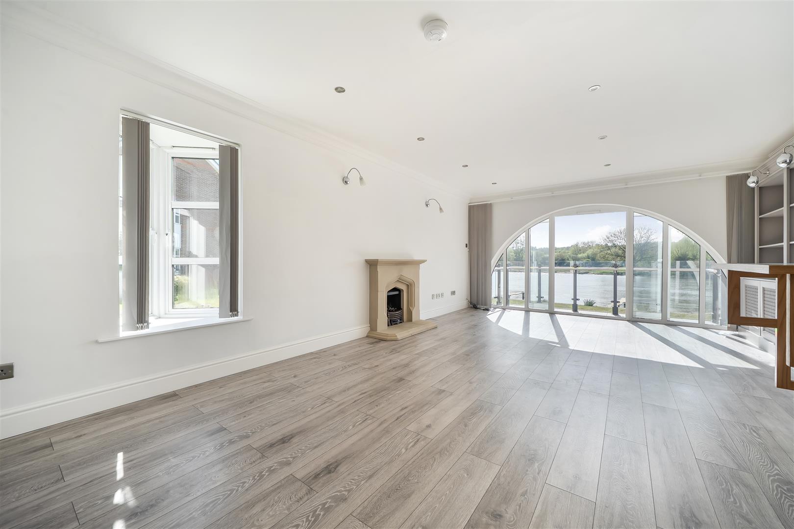 House Andrews Reach in Bourne End