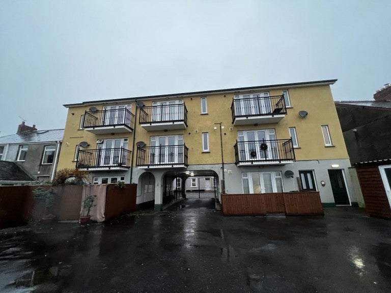 Flat Priory Street in Carmarthen
