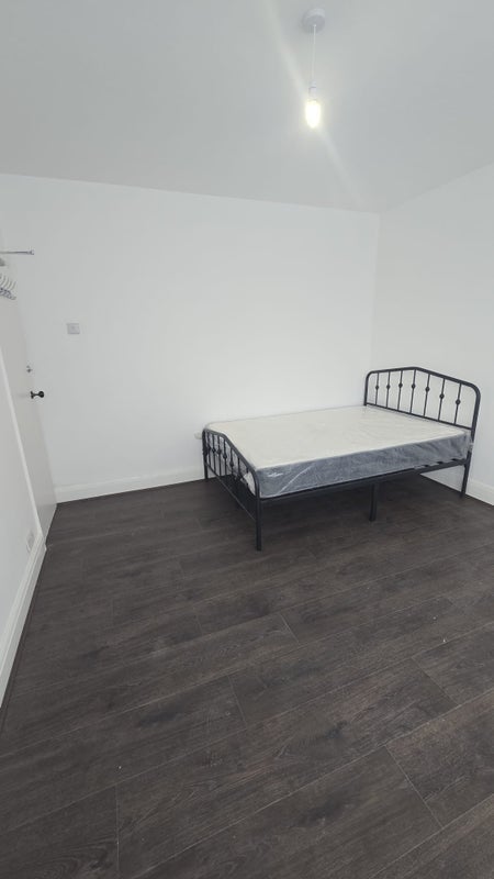 Room Sinclair Road in Greater London