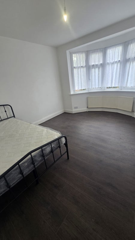 Room Sinclair Road in Greater London