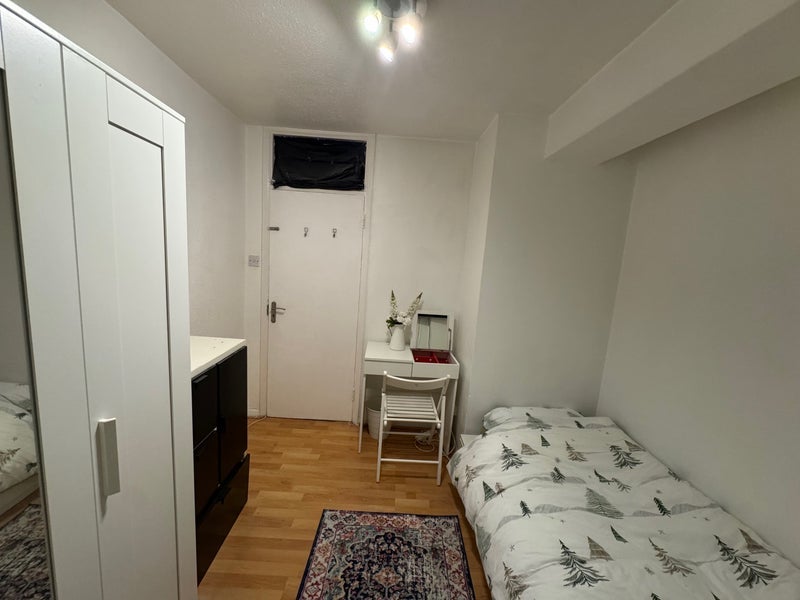 Room Southmead Road in Greater London
