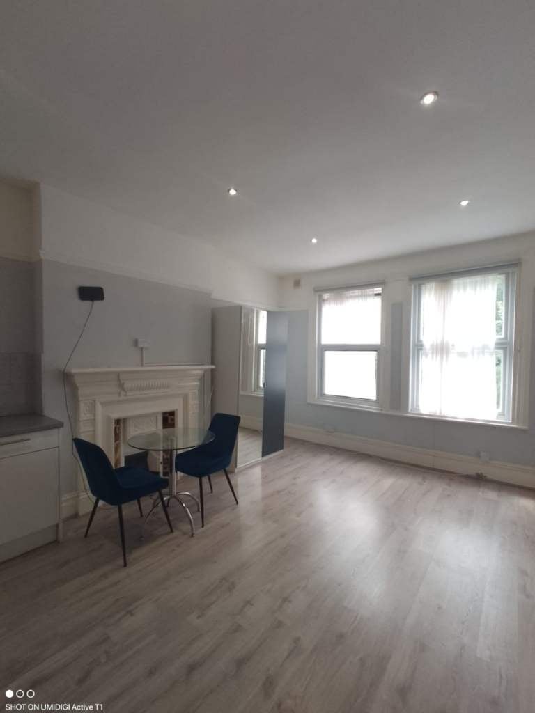 Flat Alexandra Park Road in Greater London
