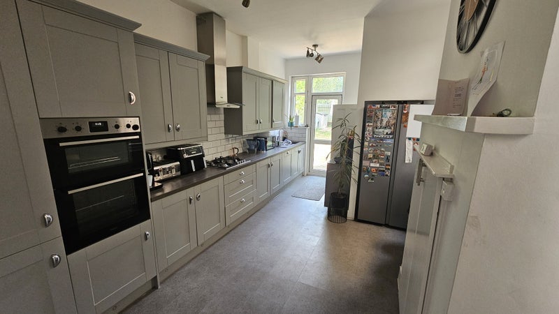 Room Kirkstall Road in Greater London