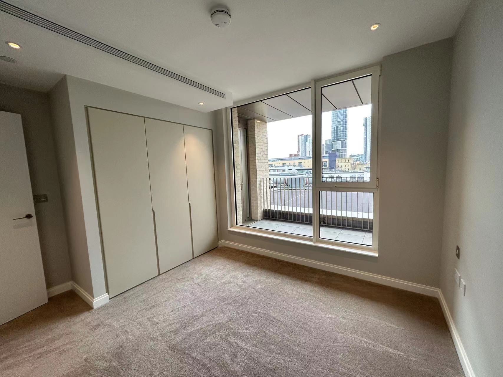 Flat Kennington Lane in Greater London