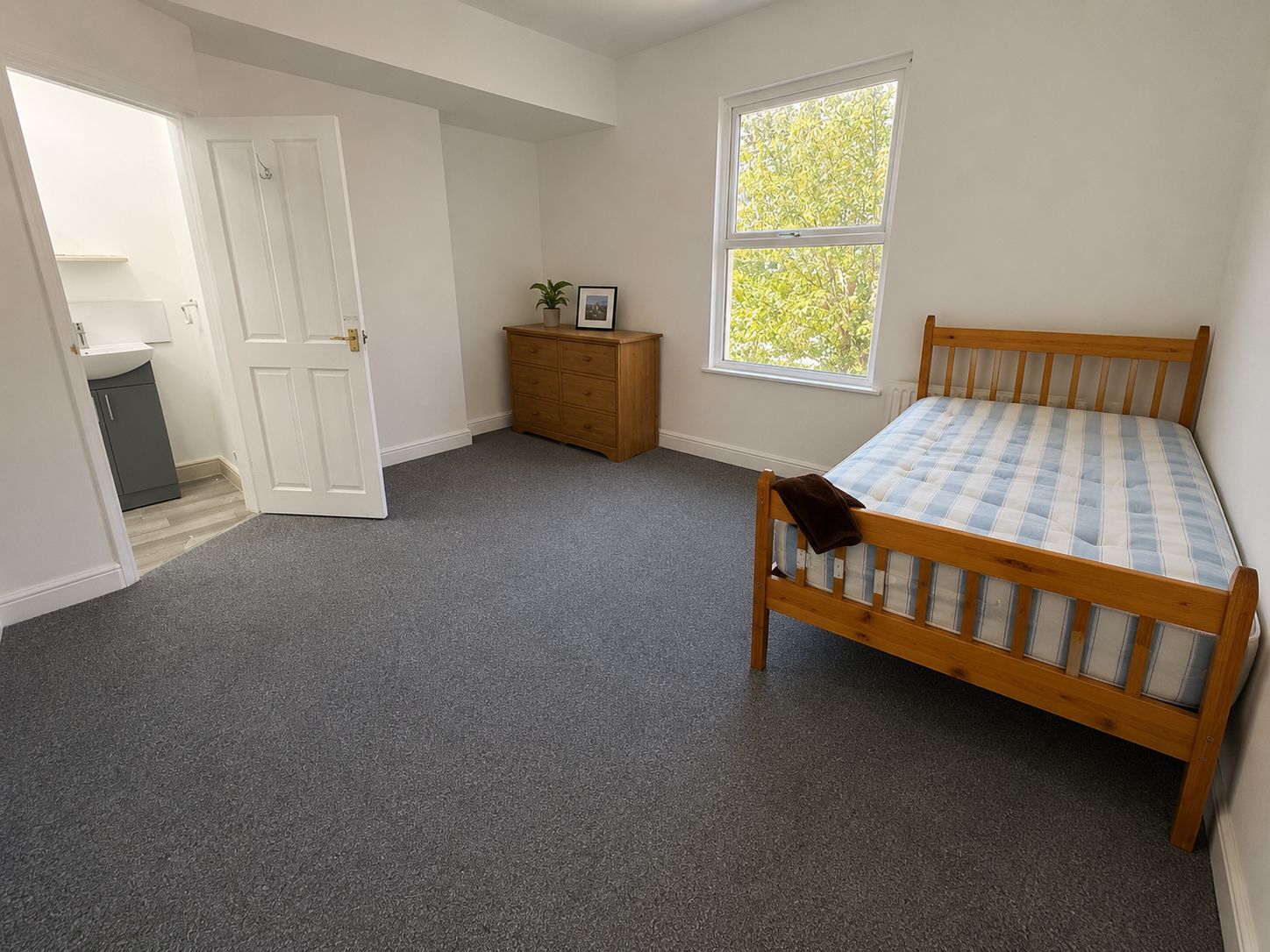 Room Cumberland Road in Bristol