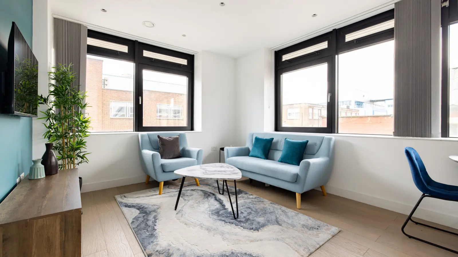 Flat Harlequin Avenue in Greater London