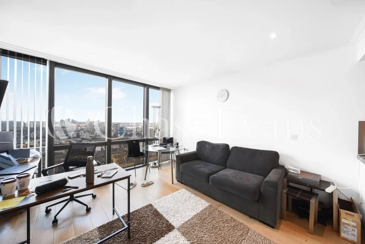 Flat Hertsmere Road in Greater London