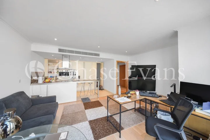 Flat Hertsmere Road in Greater London