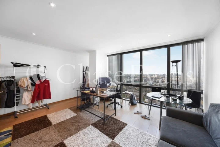 Flat Hertsmere Road in Greater London