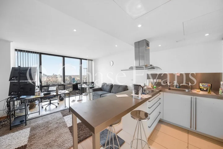 Flat Hertsmere Road in Greater London