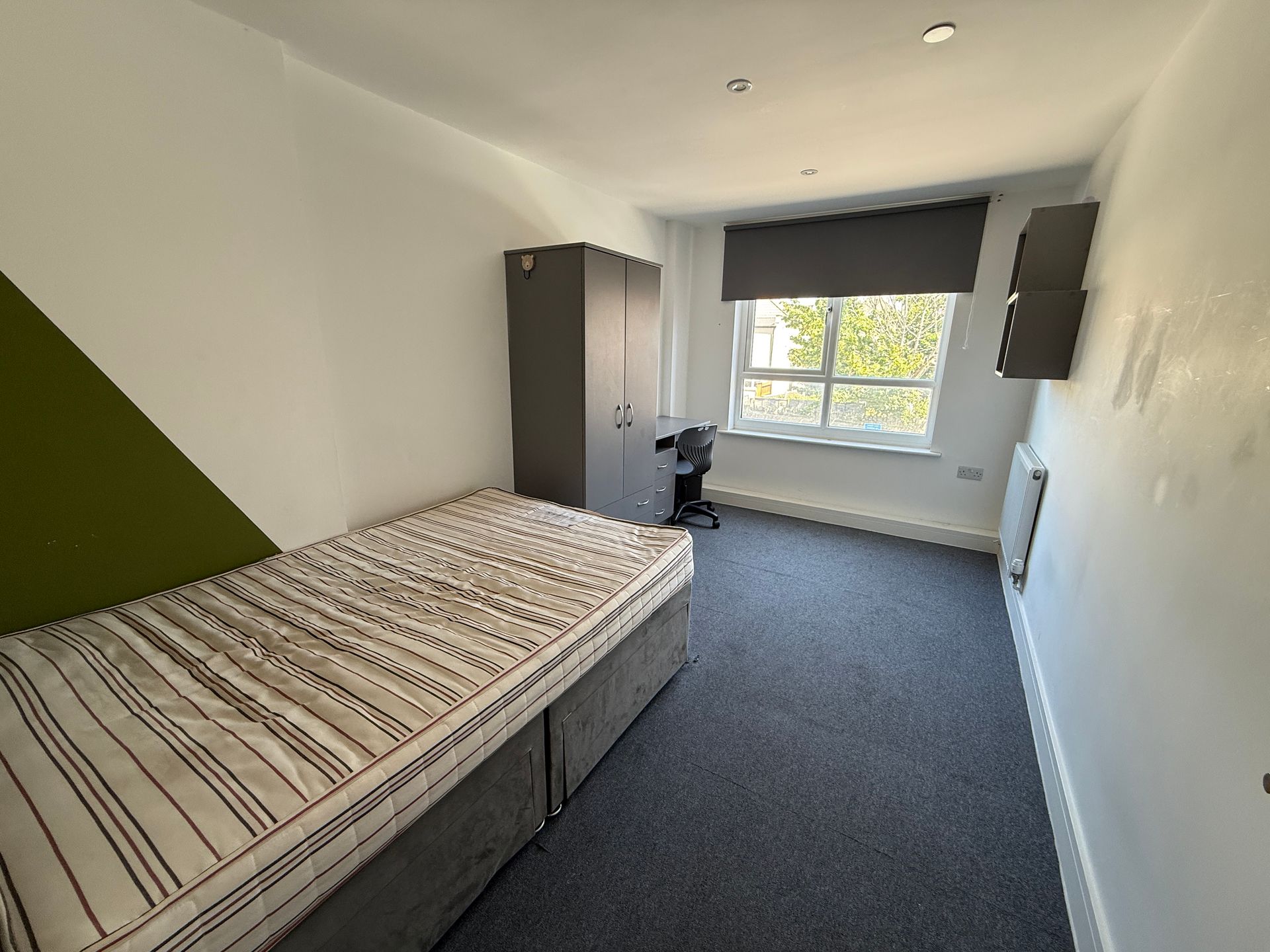 Room Phoenix Grove in Kingswood