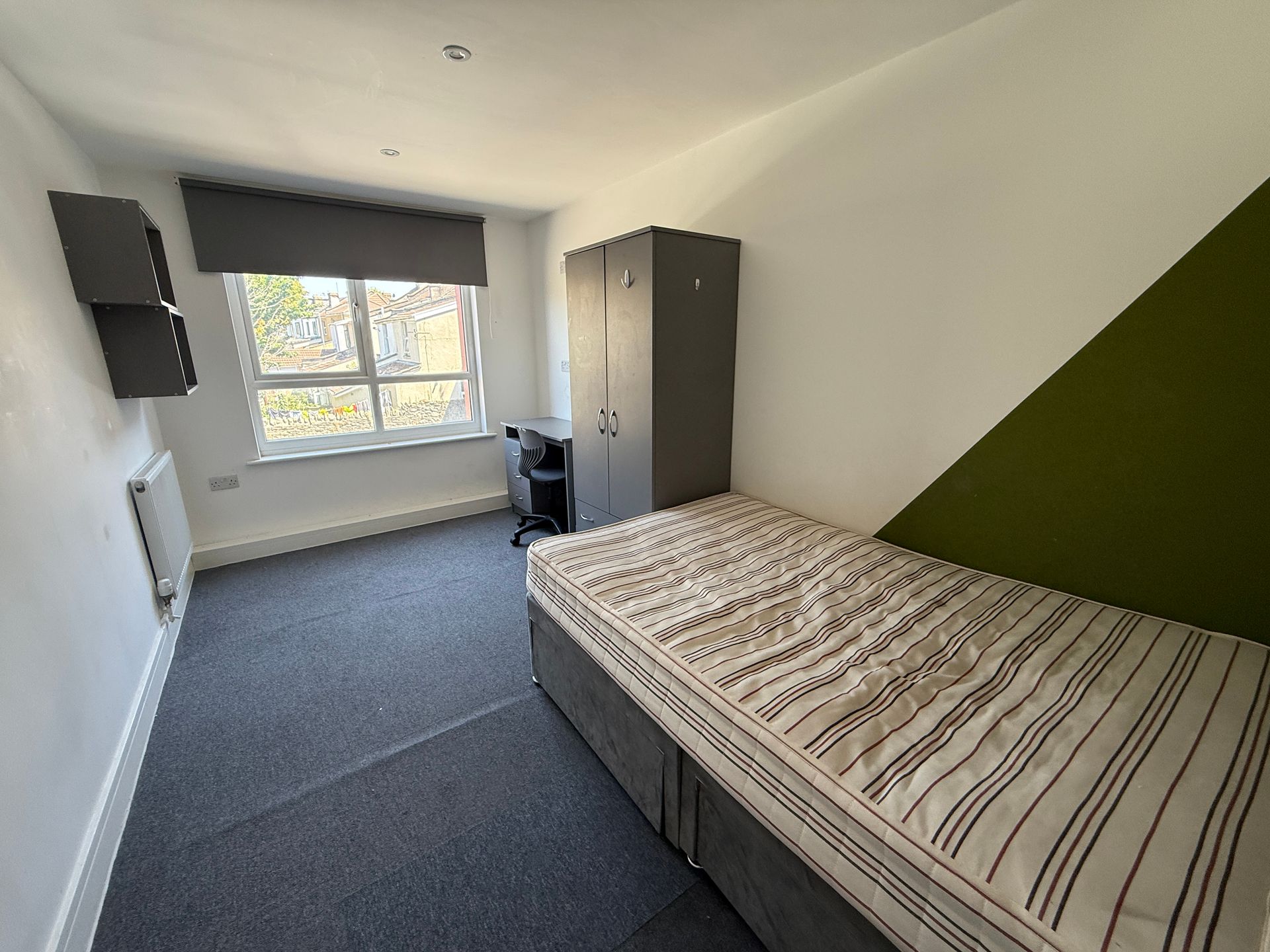 Room Phoenix Grove in Kingswood