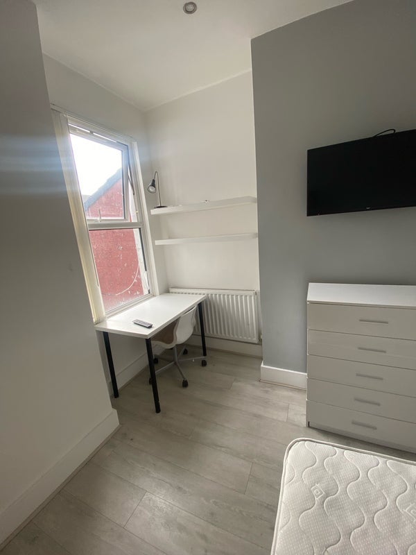 Room Adelaide Road in Liverpool