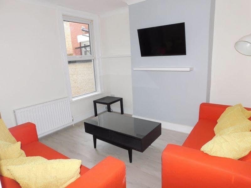 Room Adelaide Road in Liverpool