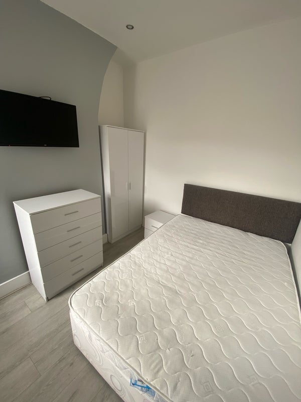 Room Adelaide Road in Liverpool
