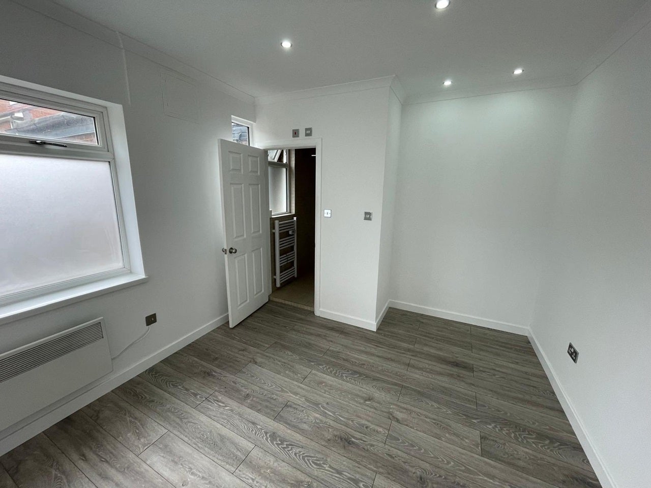 Flat Rosslyn Crescent in Greater London