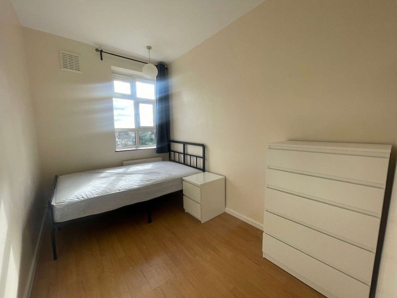 Room Shackleton Close in Greater London