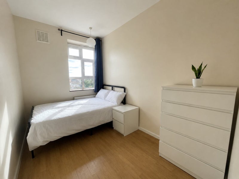Room Shackleton Close in Greater London