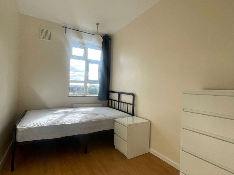 Room Shackleton Close in Greater London