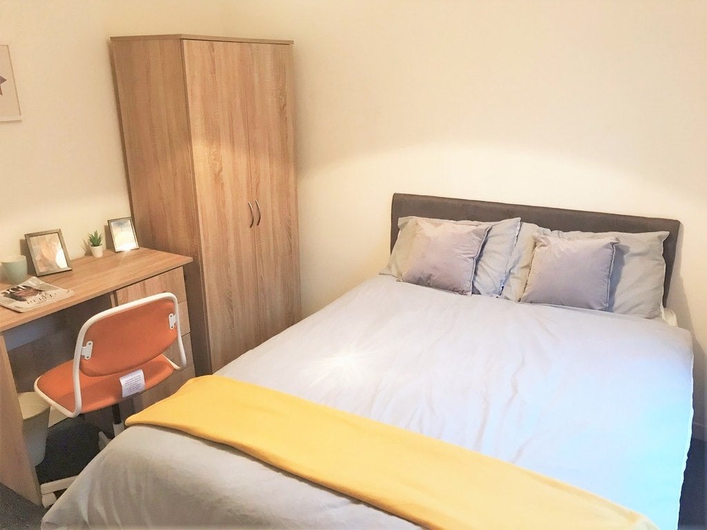 Room Harefield Road in Southampton