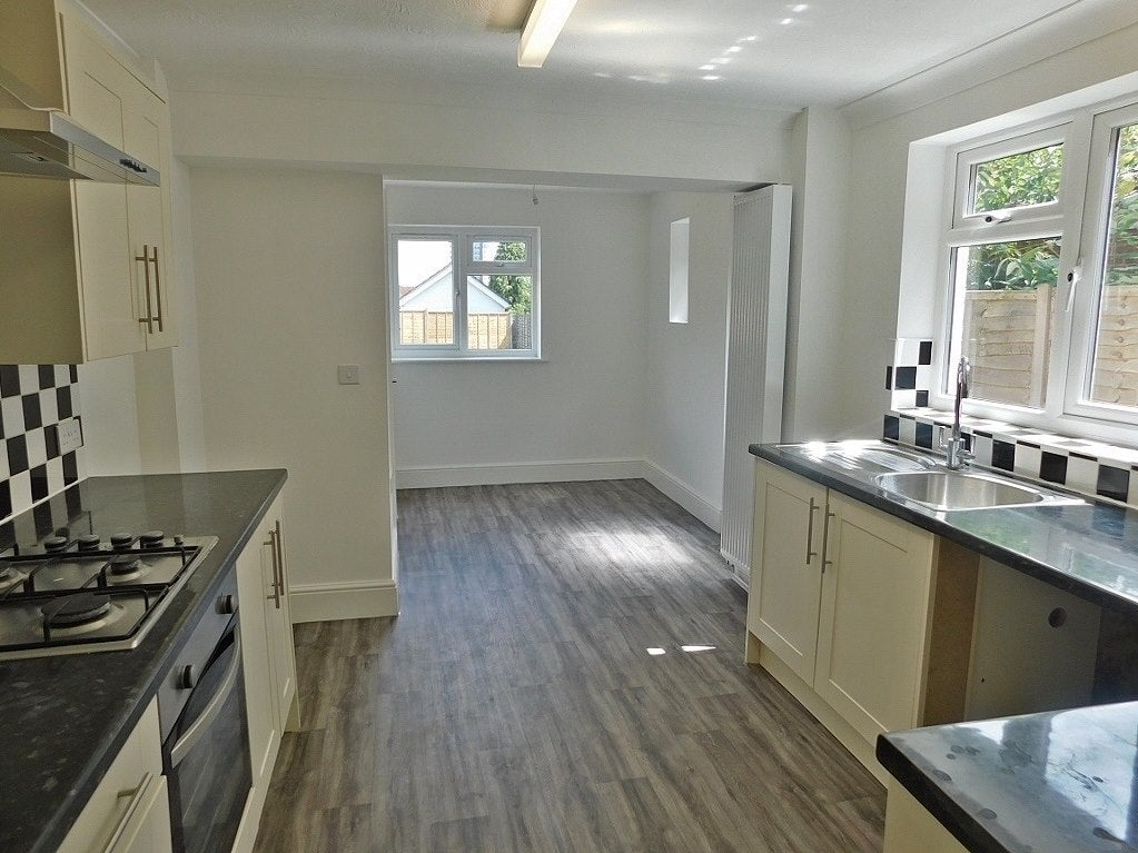 Room Harefield Road in Southampton