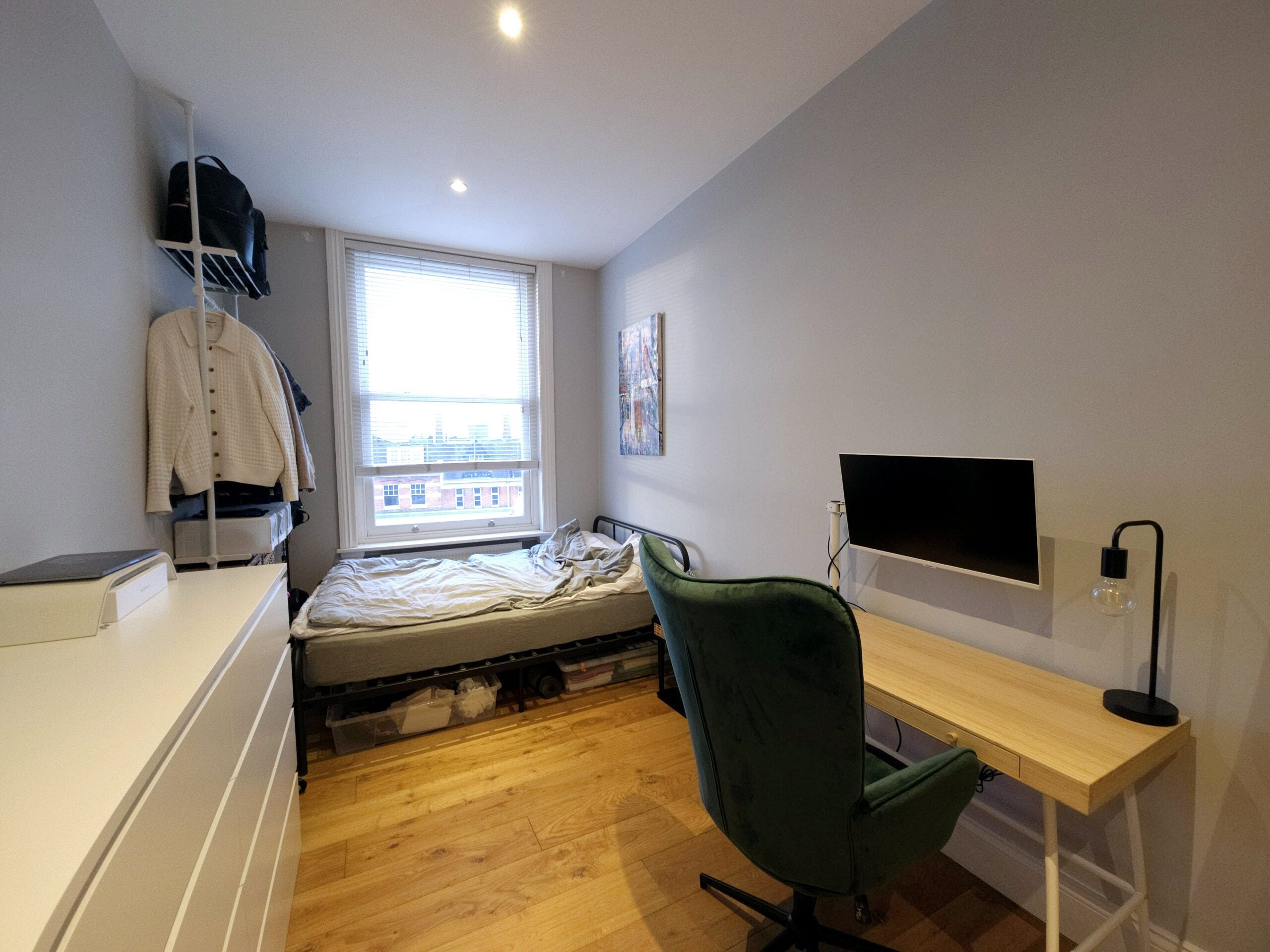 Flat Electric Avenue in Greater London