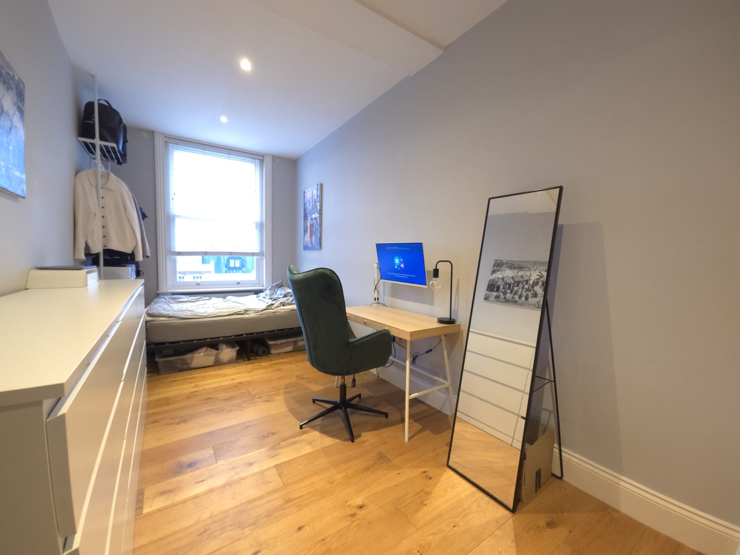 Flat Electric Avenue in Greater London