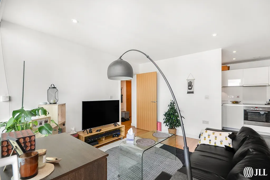 Flat Riverside Gardens in Greater London