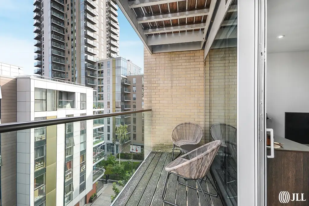 Flat Riverside Gardens in Greater London